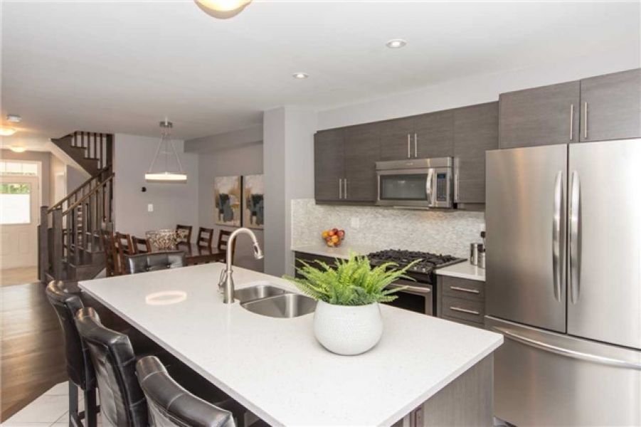 3 Bedroom Freehold Town House for Sale in Harrison Milton