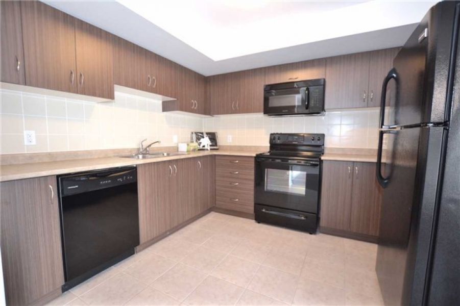 2 Bedroom Condo Town House For Sale in West Oak, Oakville